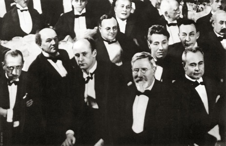 С. В. Рахманинов в группе музыкантов у Ф. Стейнвея 11 января 1925 года. В первом ряду, справа налево: И. Гофман, Ф. Стейнвей, В. Фуртвенглер, Н. К. Метнер, И. Ф. Стравинский. Во втором ряду: второй справа С. В. Рахманинов, третий — Ф. Крейслер. В третьем ряду: первый справа П. Монтё, третий — А. И. Зилоти