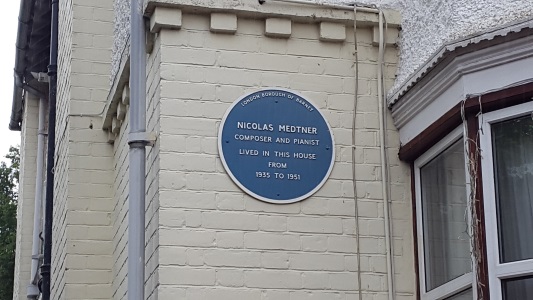 Мемориальная доска на доме в Лондоне (69 Wentworth Road, London NW11 0RH), в котором Метнер жил в 1935–1951 гг.