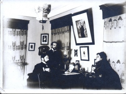 С женой у брата Эмилия в Гнездниковском переулке (1907-08)